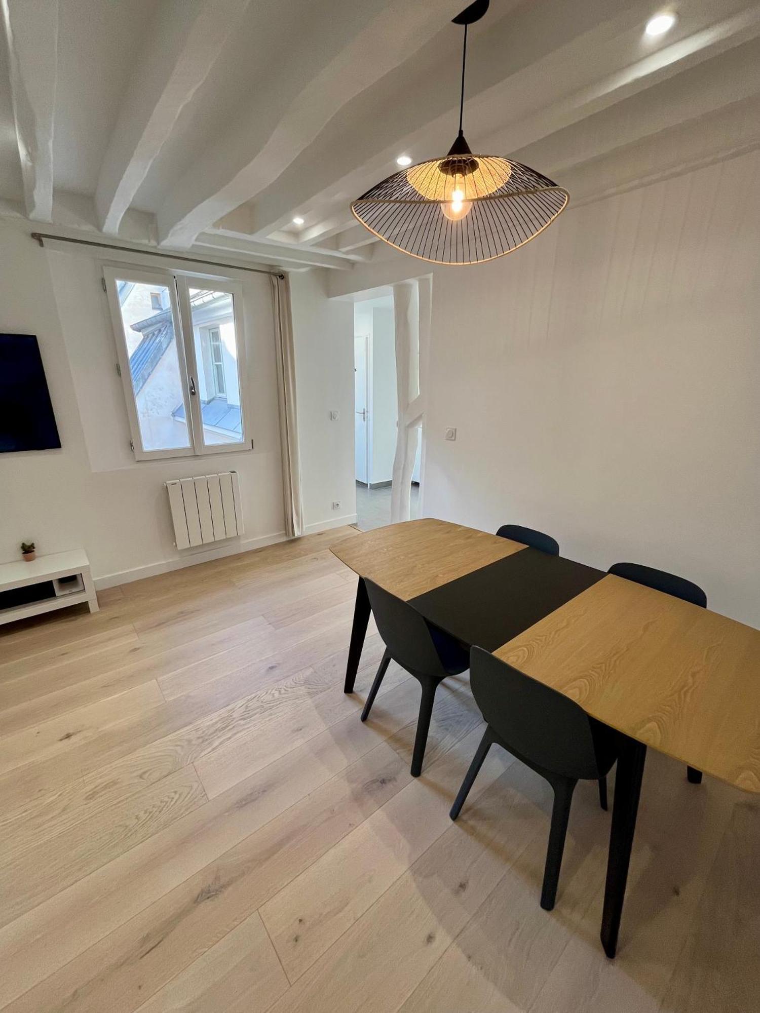 Au Coeur De Pres Du Louvre Apartment Paris